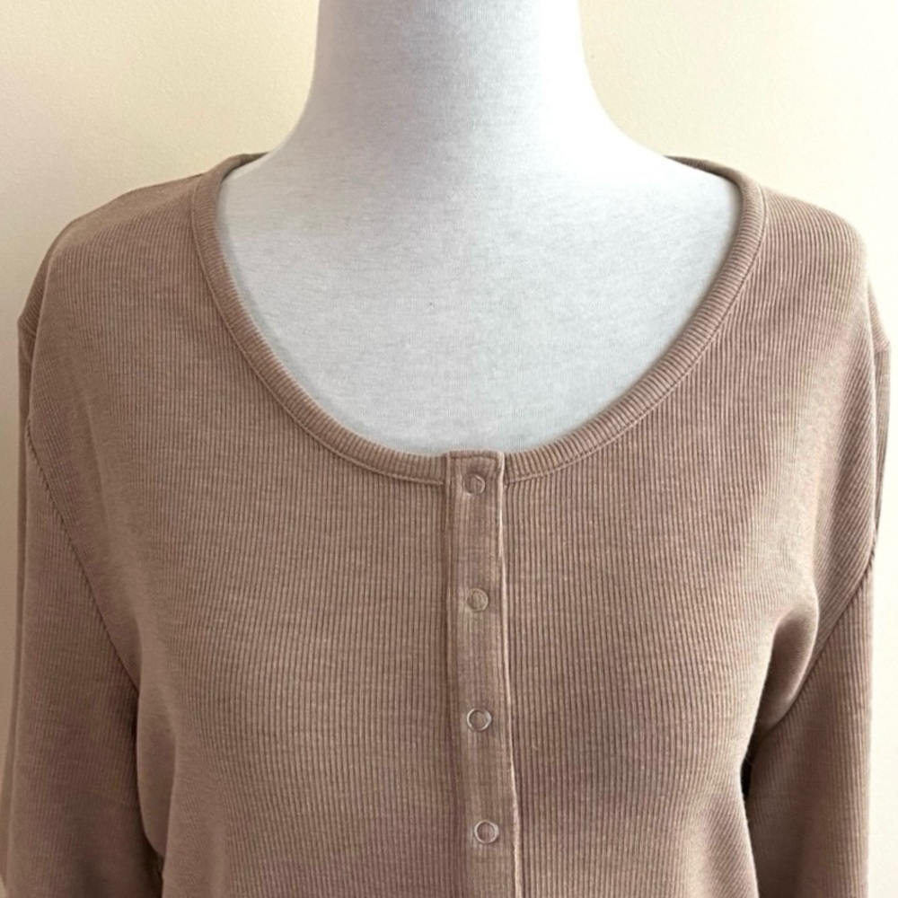 New Mondetta ribbed tee with buttons - light tan / brown~Size XXL - Picture 3 of 6
